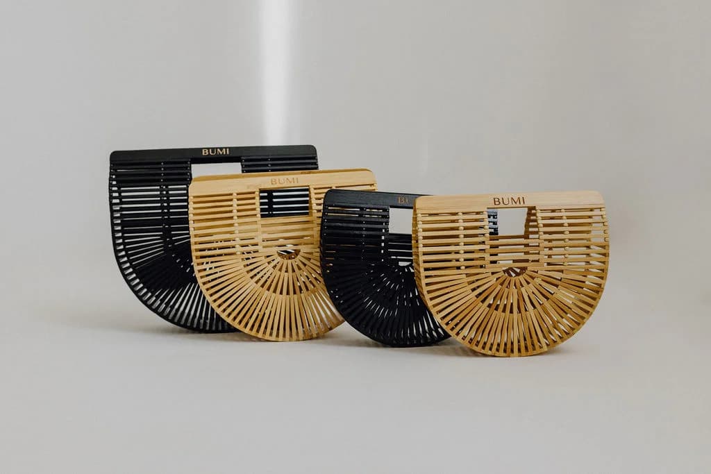 Drei BUMI Bambus-Taschen in unterschiedlichen Größen im Studio-Setup.
