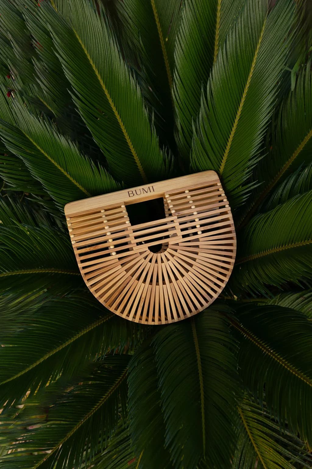 BUMI Bambus-Tasche mit Palmblatt - natürliche Eleganz