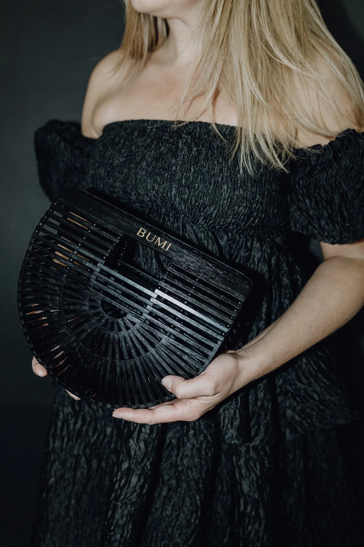 Frau mit BUMI Bag Schwarz im eleganten Abend-Outfit