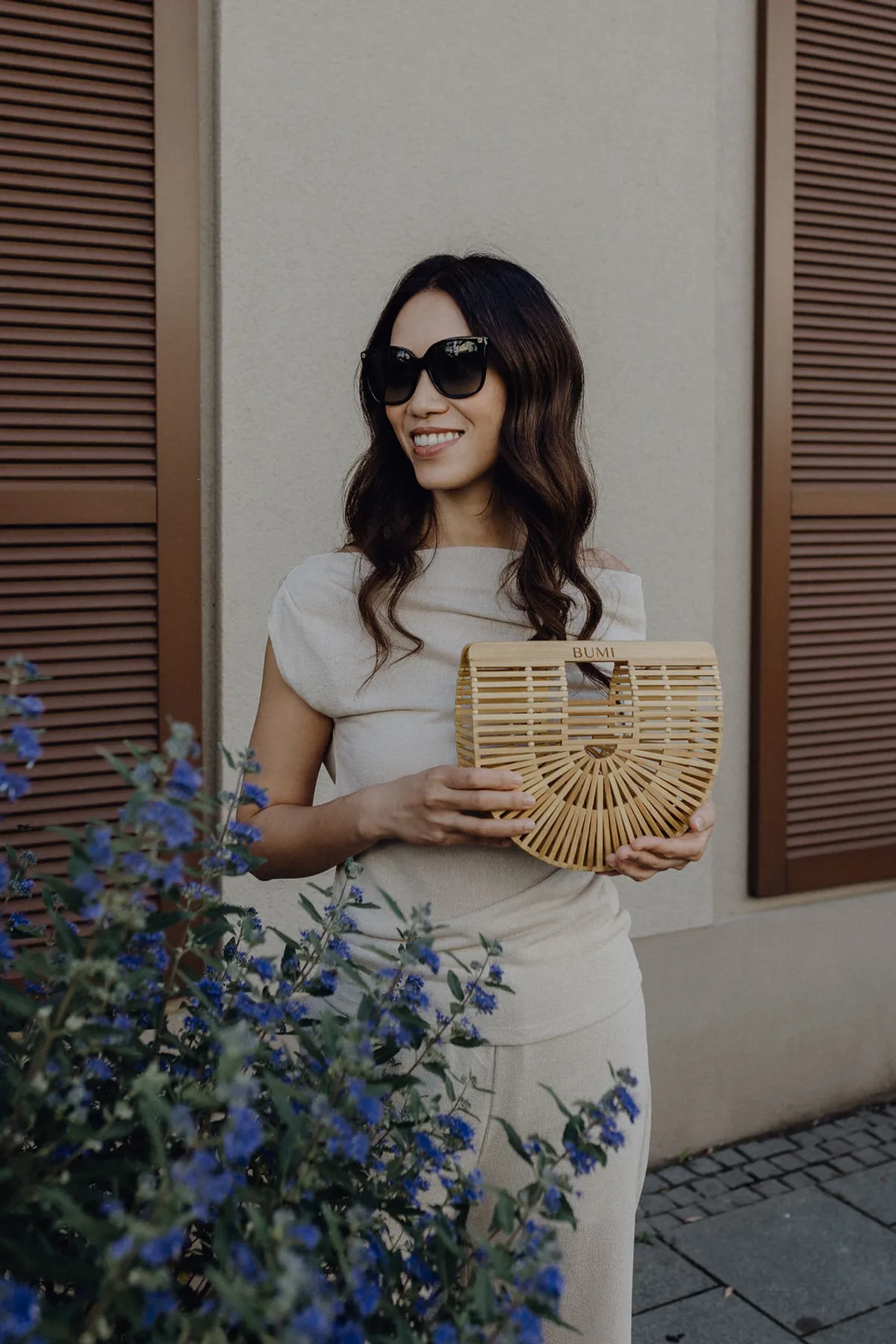 Frau mit BUMI Bag und Sonnenbrille – sonniger Sommertag in der Stadt