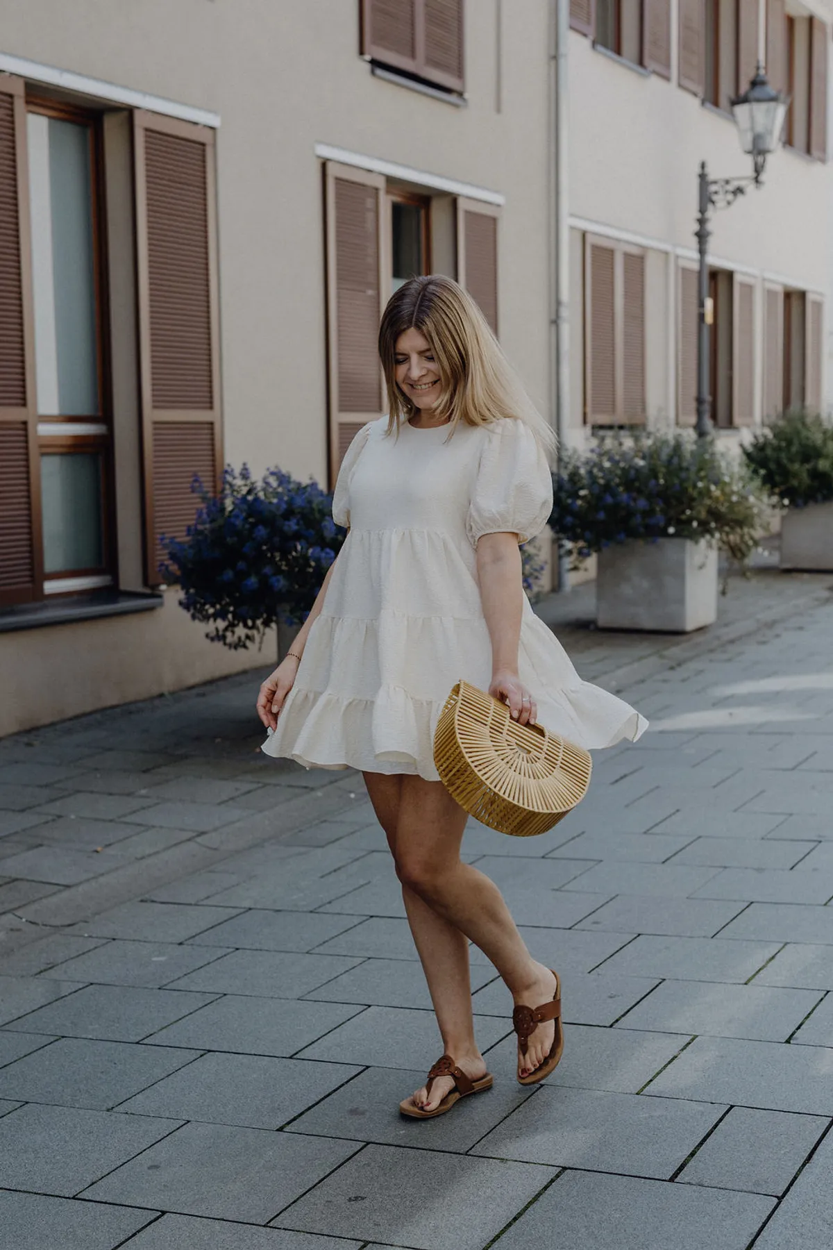 Frau mit BUMI Bag in der Altstadt – leichtes Sommerkleid