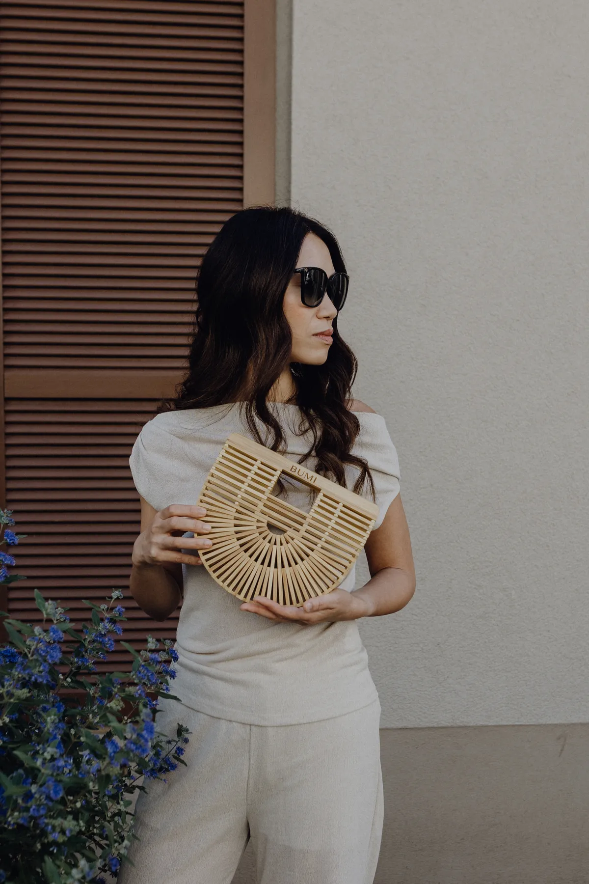 Frau mit BUMI Bag vor Blumenhaus – Stadtspaziergang